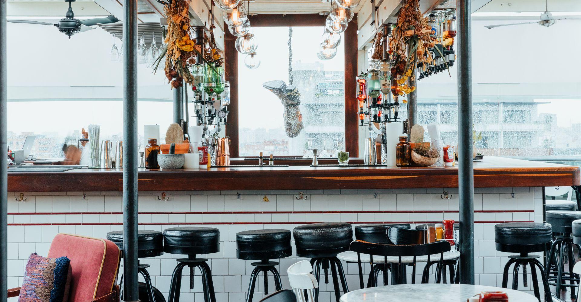 APACHE ROOFTOP BAR The Click Clack Hotel Bogotá APACHE ROOFTOP BAR The Click Clack Hotel Bogotá